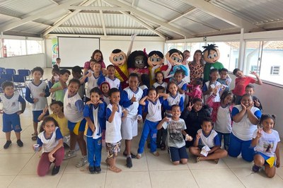 CGU entrega revistas do Programa “Um por Todos” para alunos de Mariana (MG)