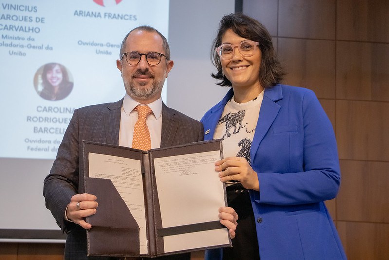 Foto do Ministro da CGU, Vinícius de Carvalho, com a Ouvidora-geral da União, Ariana Frances