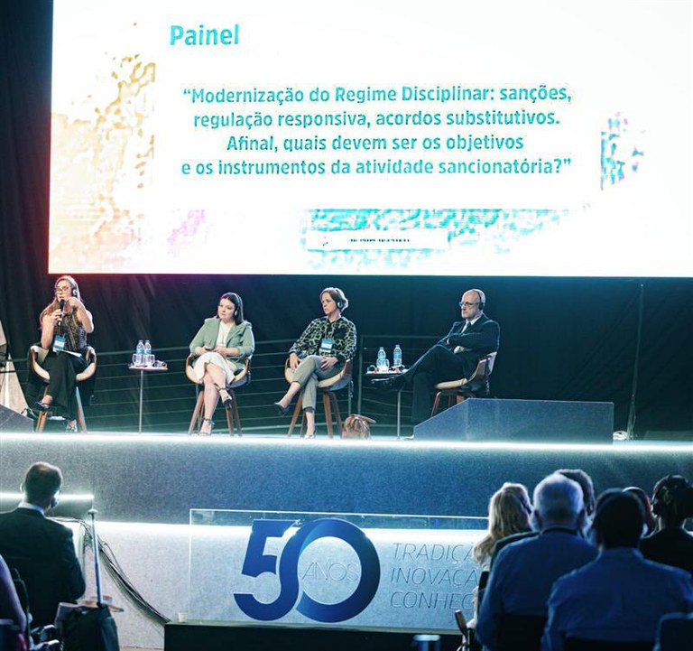 Fernanda Álvares da Rocha abordou também o Projeto de Lei de Atualização do Regime Disciplinar da Lei n° 8.112/90, detalhando a importância da modernização do Instituto, com vistas a trazer maior segurança jurídica, garantia processual e previsibilidade ao processo disciplinar.