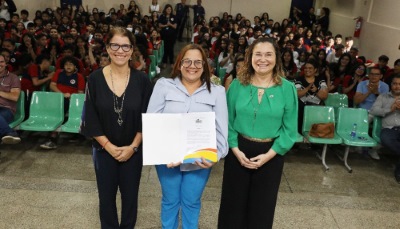 Maria Esmeralda, Lúcia Magalhães, Arlete Mendonça e 200 alunos de turmas do 6º ao 9º ano do Ensino Fundamental