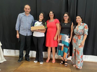 Euler do Amaral e Karen Junqueira (NAOP) com a vencedora. Diretoras, professores e estudantes participaram do evento.jfif