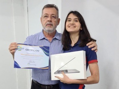 Abelardo Lopes (NAOP) e a estudante Milena Duarte Farias.