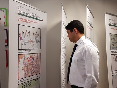 Ministro conhecendo a Mostra em Brasília