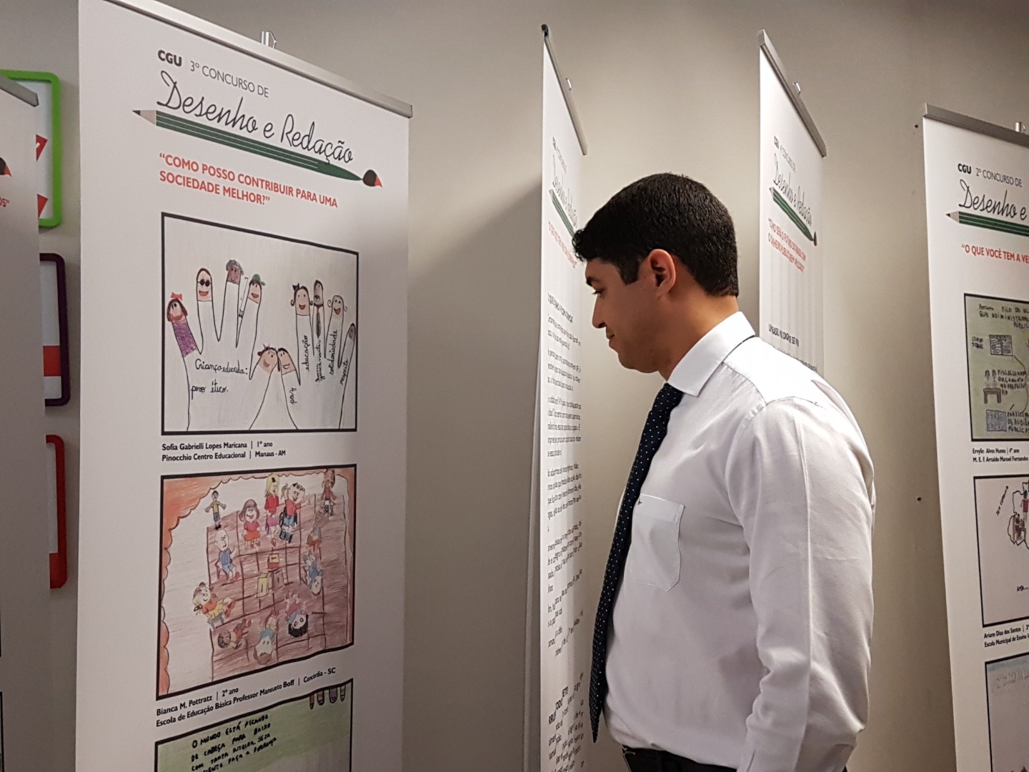 Ministro conhecendo a Mostra em Brasília