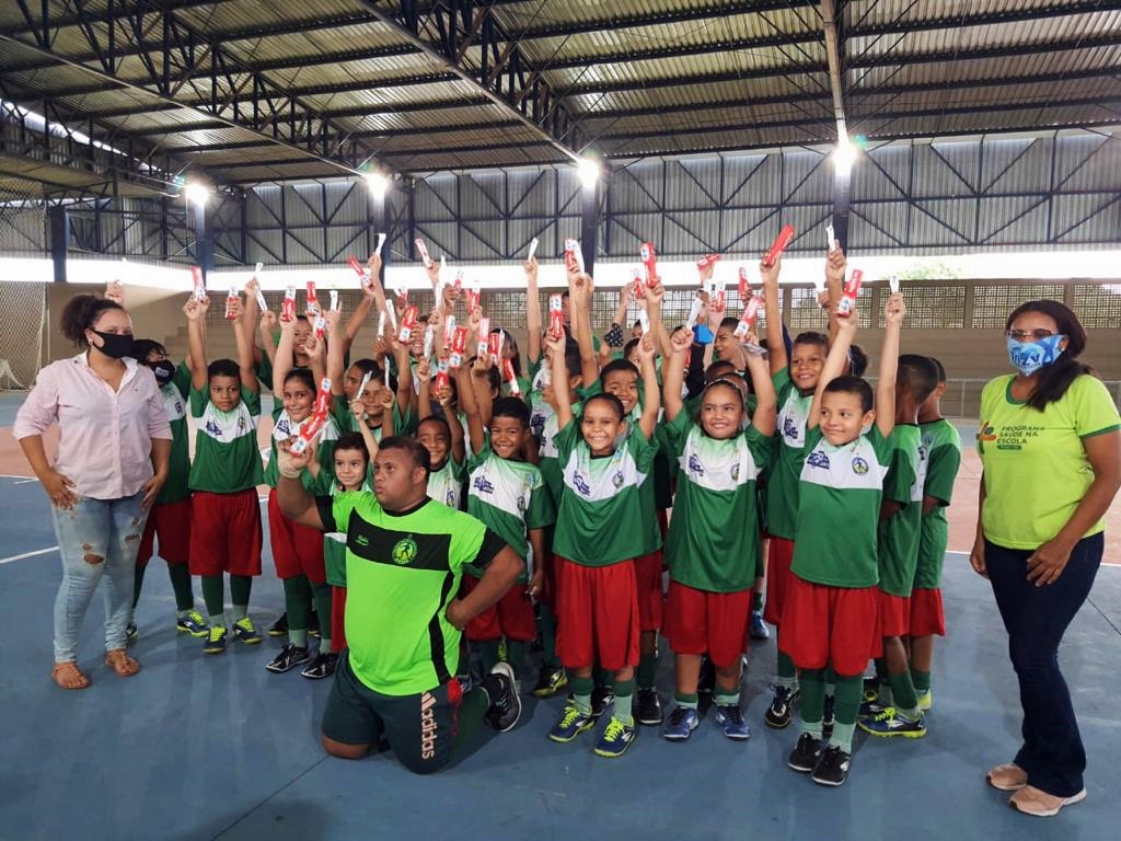 Ideia do projeto é formar campeões nos campos e quadras e na vida. Foto: Divulgação/Inclusão Social Através do Futebol