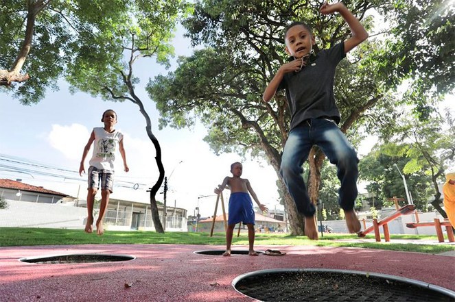 Na foto crianças brincando