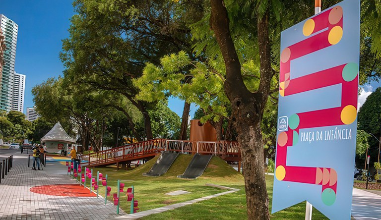 Na foto parque planejado dentro de área urbana