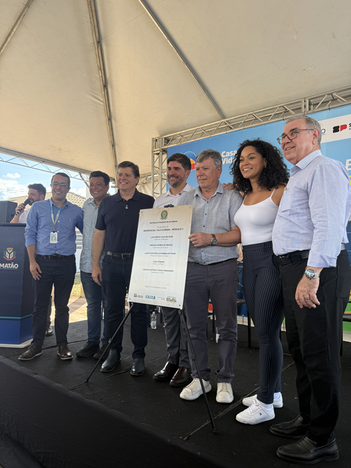 Na foto Augusto Rabelo e outras autoridades posam no palco