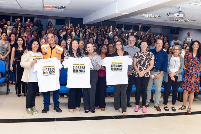 Equipe mostrando as camisetas