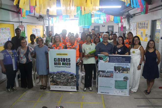 Equipe mostrando os banners do evento