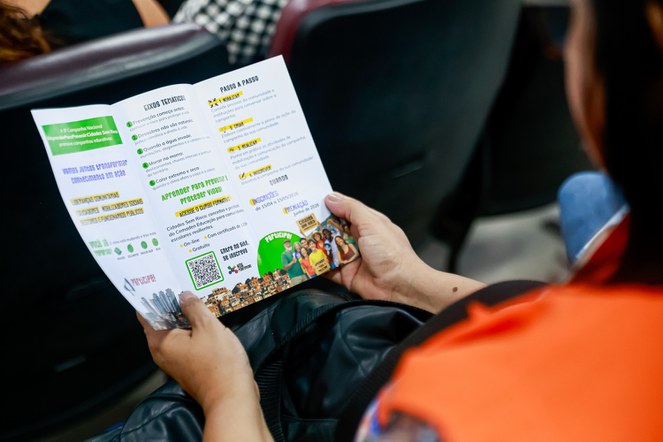 Pessoa lendo um dos encartes