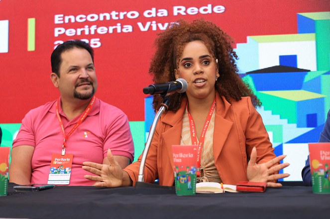 Na foto, moradora de João Pessoa apresenta dados de periferia da cidade. 