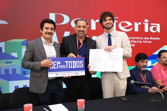 Servidores do ministério segurando placa do programa CEP PARA TODOS