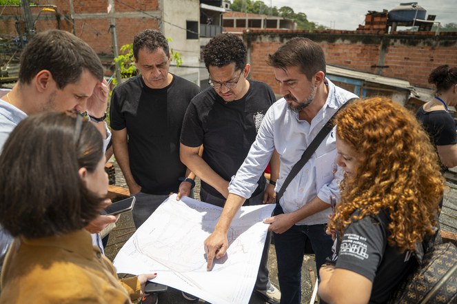 No Jardim Cipreste, secretário confere o mapa das obras de encostas