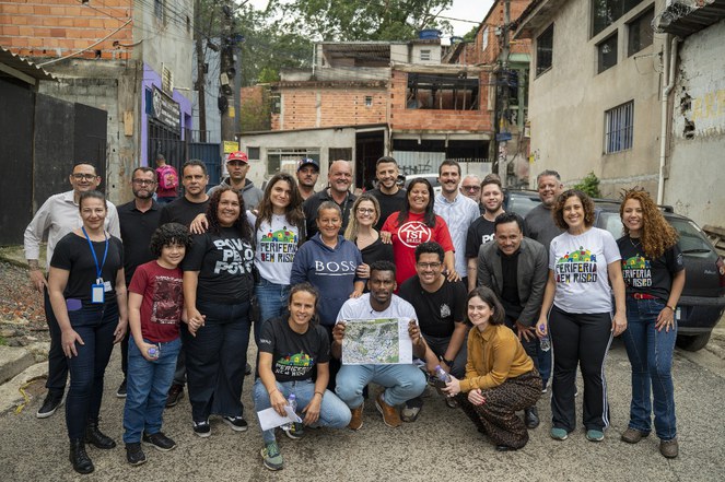 Na imagem, secretário Guilherme Simões tira foto com os moradores e lideranças no Morro da Kibon