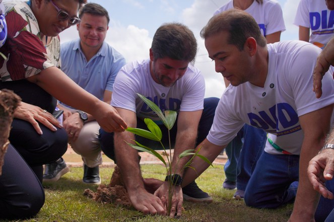 Na foto Augusto Rabelo plantando uma árvore