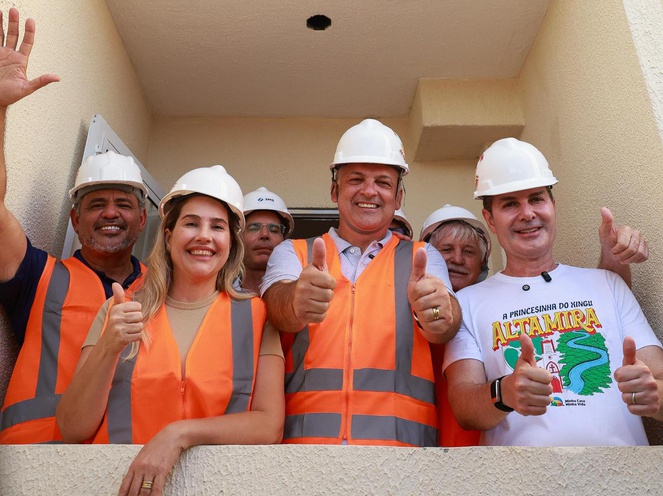 Na foto o ministro das Cidades junto a outras autoridades