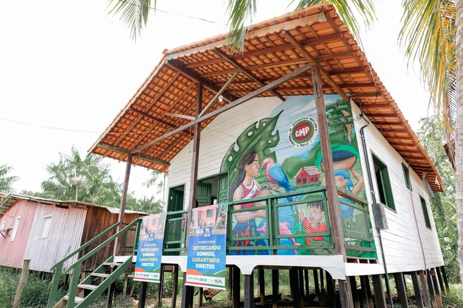 Na imagem casa de madeira com pintura de grafite amazônico.