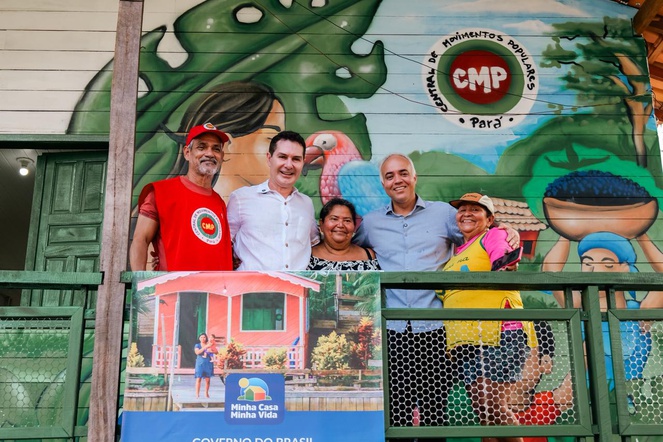 Na imagem ministro das cidades posa com moradores de comunidade ribeirinha.
