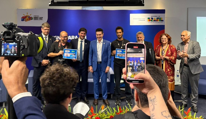 Pessoas posam para foto durante evento do prêmio Minha Casa, Minha Vida