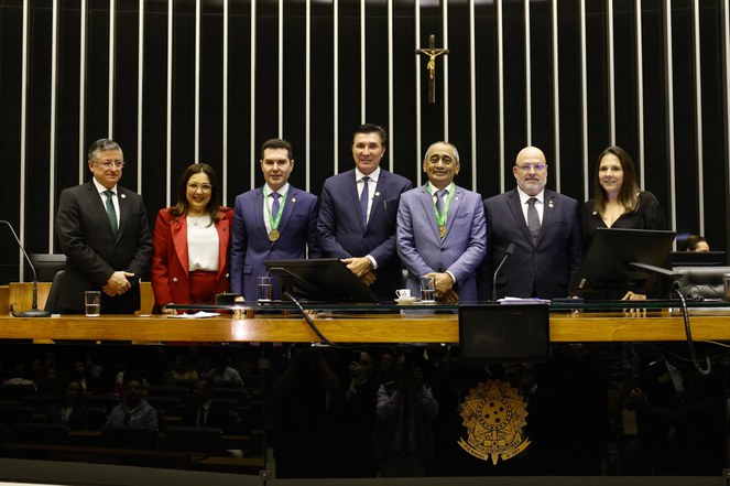 Ministro e deputado agraciados junto com representantes do ensino superior