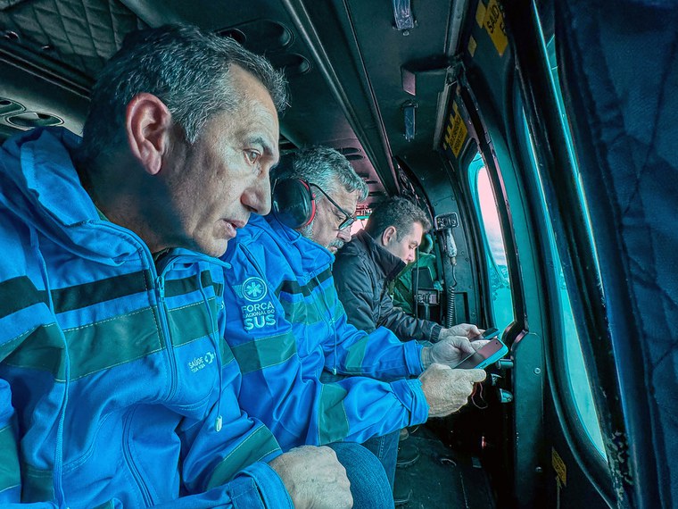 Ministros sobrevoam as áreas atingidas pelas enchentes na região metropolitana de Porto Alegre