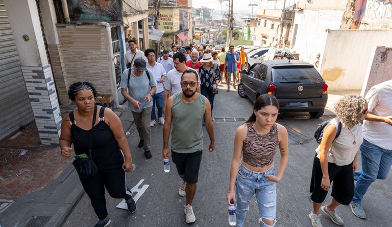 Complexo do Alemão recebe visita de comitiva do Ministério das Cidades e do G20 para debater ações de redução de riscos e empoderamento nas favelas