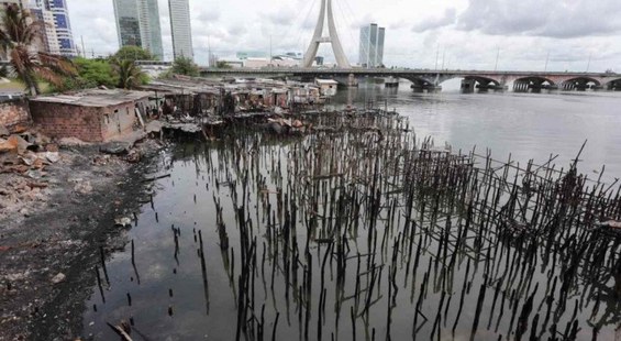 Antes: Foto da palafita no Pina.