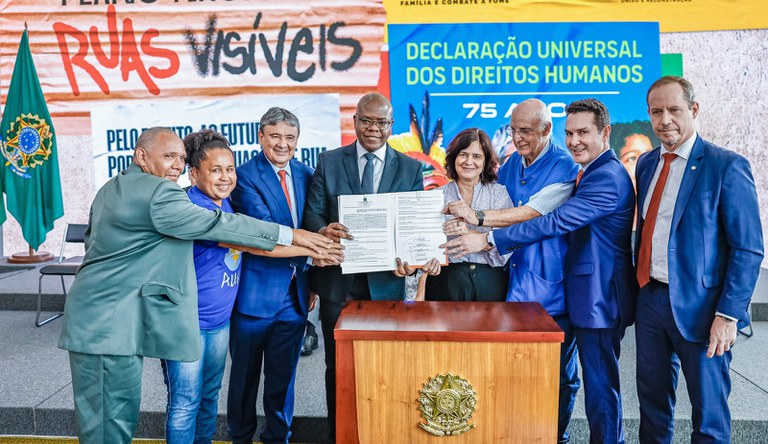 Ministério assina acordo para oferecer moradia a pessoas em situação de rua