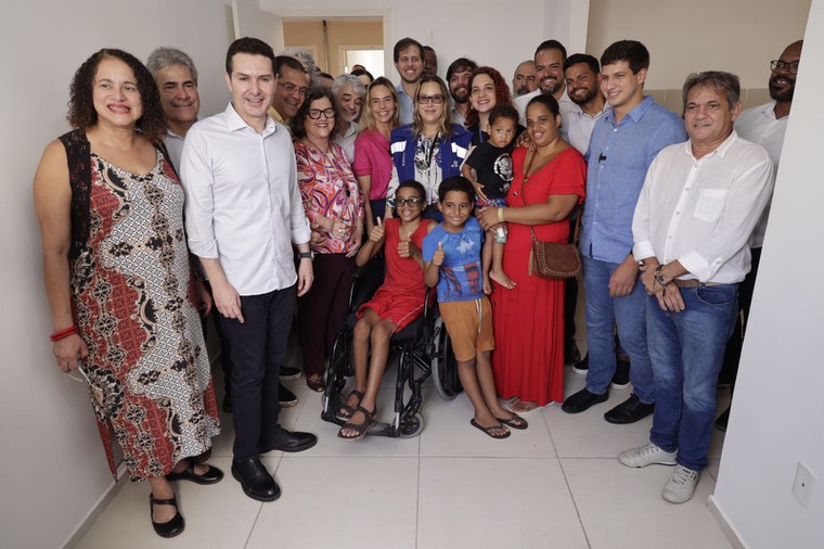 Maria Ize e a família junto ao ministro Jader Filho.