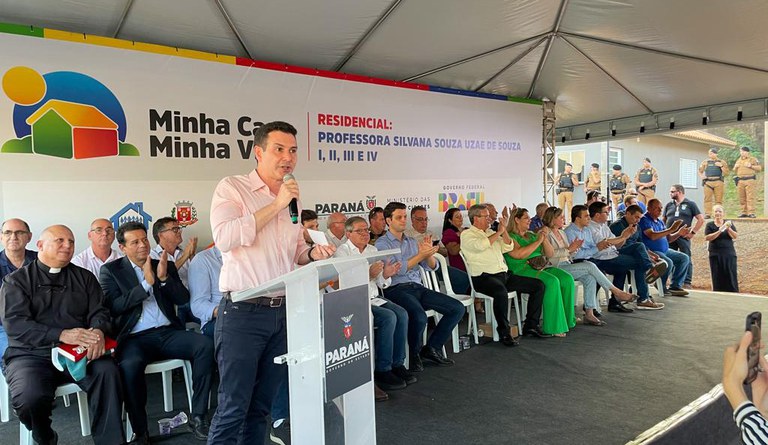 Ministério das Cidades entrega casas e anuncia novas contratações