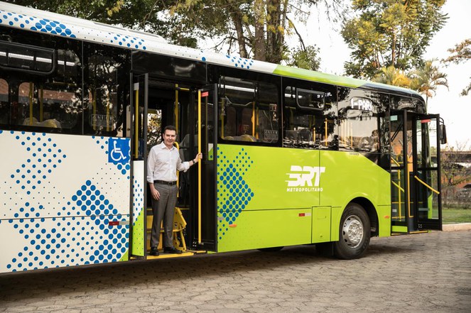 O ministro Jader Filho conheceu o primeiro dos 40 ônibus elétricos.