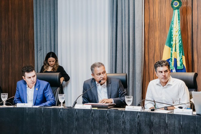 Na foto o ministro das cidades em reunião