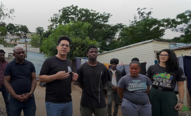 O secretário Guilherme Simões e Samia Sulaiman durante visita à comunidade de eNkanini.