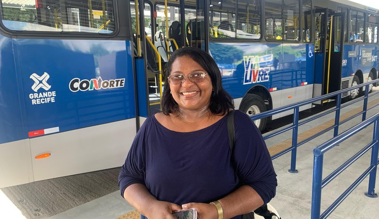 Na foto Cristiane Santos em um terminal de ônibus