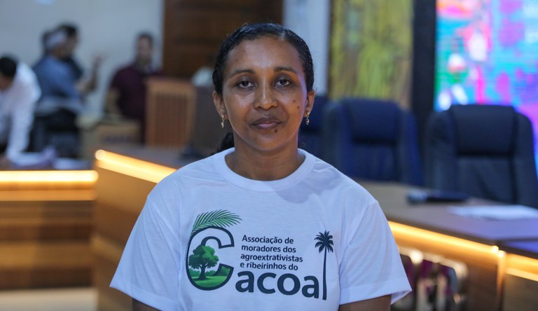 Mulher sorrindo para o fotógrafo.