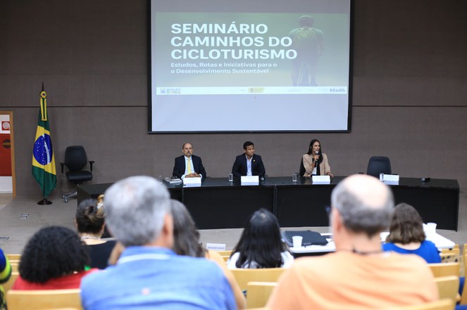 Pessoas reunidas no evento Seminário Caminhos do Cicloturismo