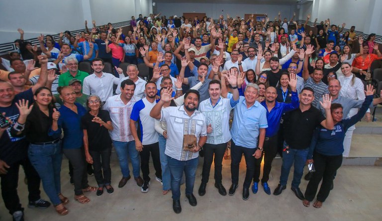 Pessoas reunidas comemorando os investimentos em Soure, Pará.
