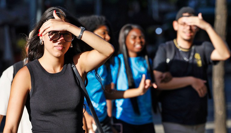 Pessoas andando na região central de Brasília.