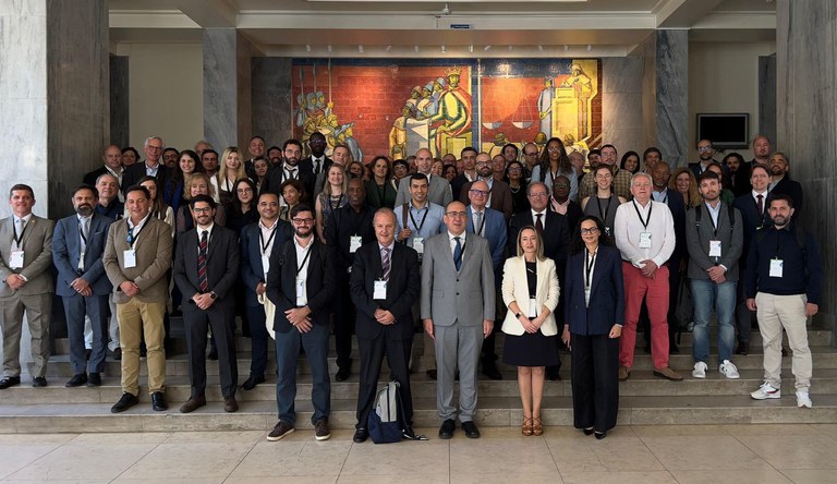 Na imagem pessoas reunidas para foto oficial da Conferência Internacional da Água, em Lisboa.