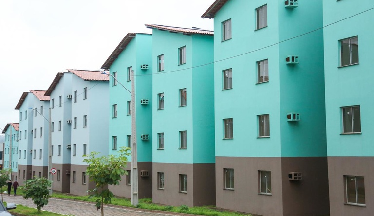 Na imagem Residencial Moaçara, o prédio tem 3 andares, parede azul.