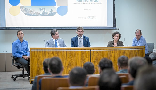 Na foto bancada composta por membros do MCid e prefeitos