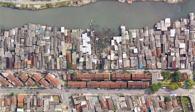 Na foto vista aérea das moradias em palafitas que passa por reurbanização em Santos