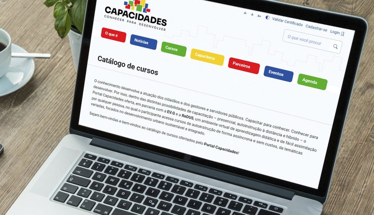 Na foto, notebook aberto sobre uma mesa exibindo a página do capacidades