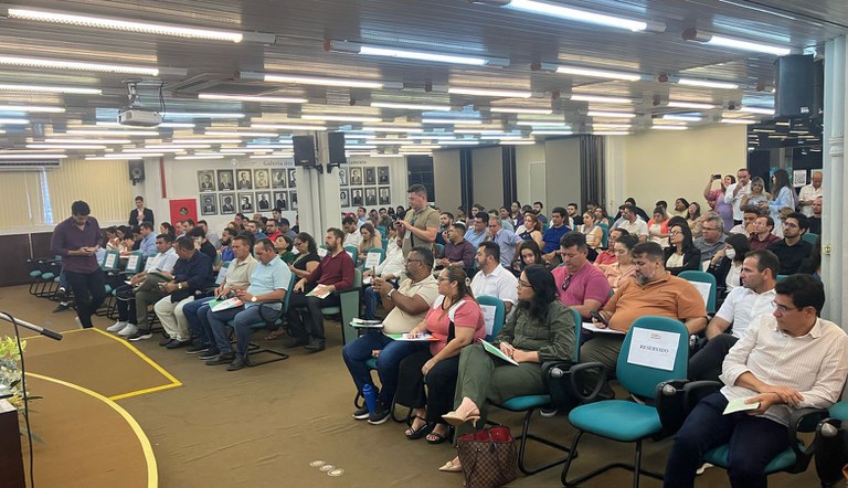 Na foto publico e autoridades presentes ao evento