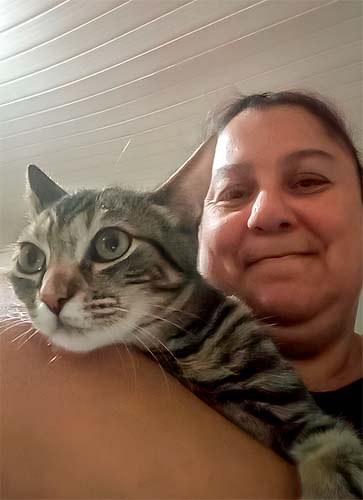 Na foto Nair segura o seu gatinho de estimação