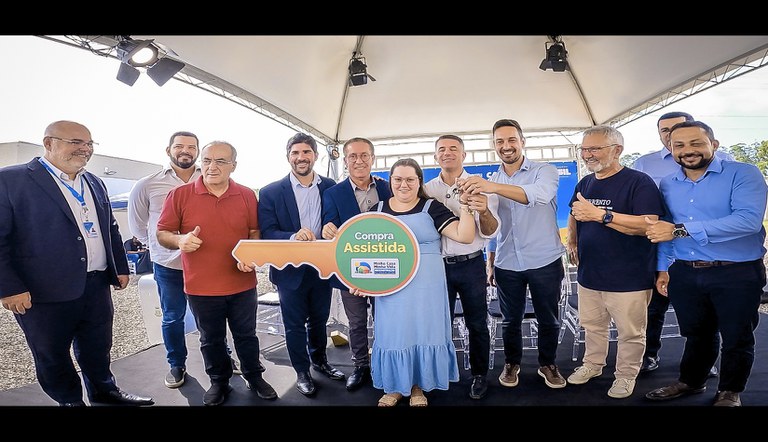 Na foto Tatiane recebendo as chaves de seu imóvel do MCMV rodeada de autoridades