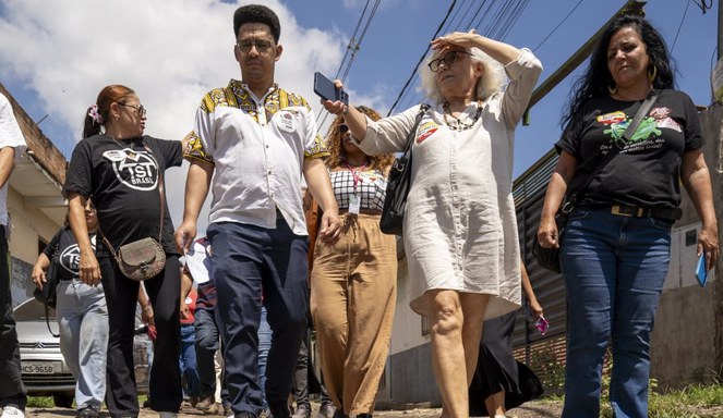 Ao lado de lideranças da comunidade, Guilherme Simões percorre a região que receberá os investimentos. Crédito: Leandro Vaz. 