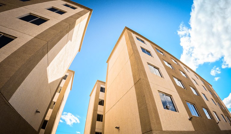 P´rédio de 3 andares do programa Minha Casa, MInha Vida.