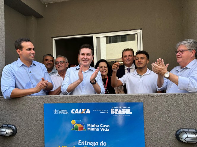 Na foto o ministro das cidades entrega as chaves do imóvel para o Gabriel, rodeado de outras autoridades